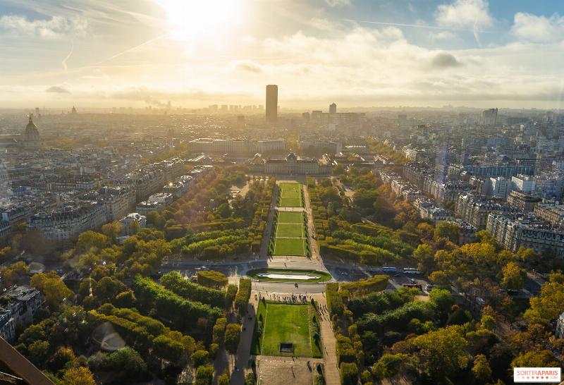 Intérieur élégant d’un théâtre parisien, lumières avant le début d’une comédie musicale